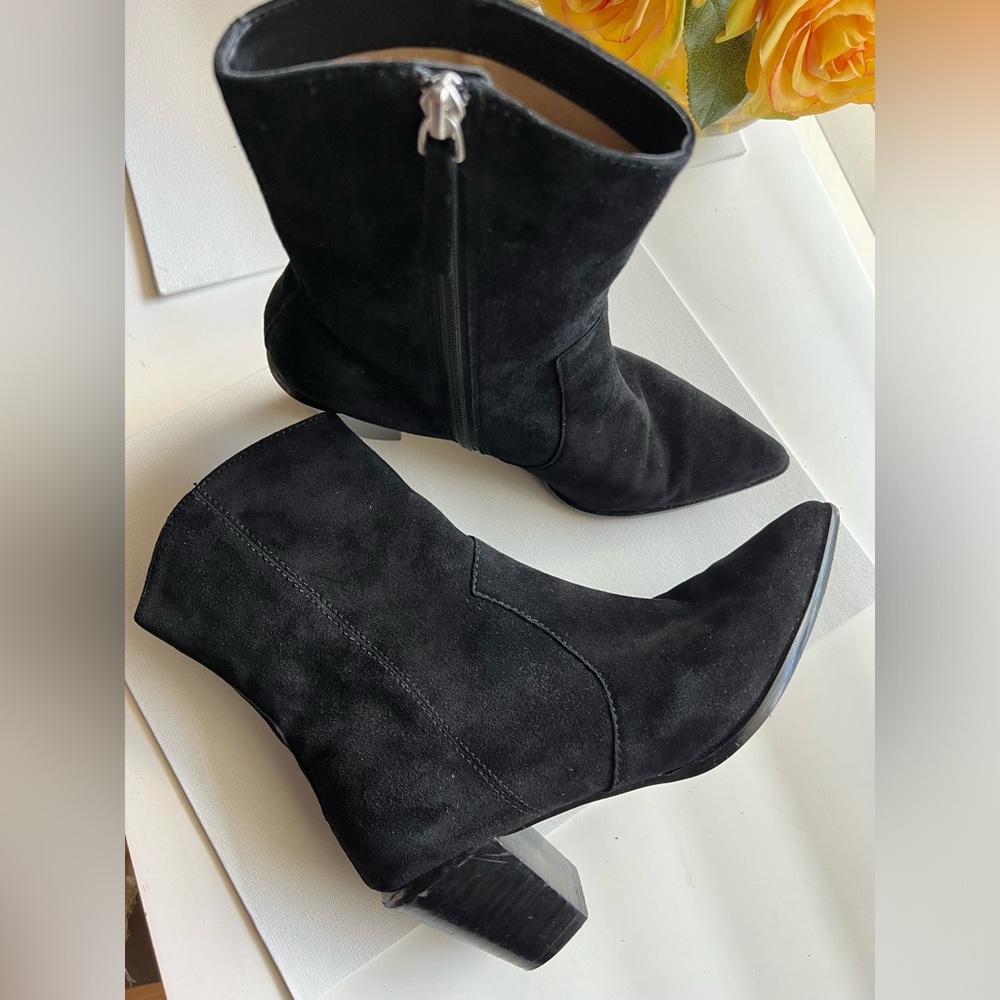 Elegant L. Paola 100% Black Suede Leather Western Style Ankle Boots - Size 8